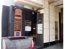 到着 USHIOビルの入り口です。看板が左手に見えます。エレベーターで4Fまでお越し下さい。