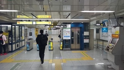 栄駅改札を出ましたら、6番出口方面にお進みください。