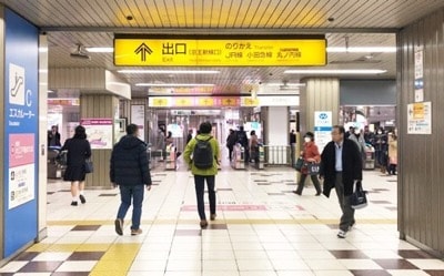 京王新線口の改札を出て、左に曲がります。