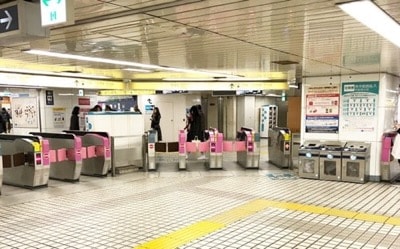 東京メトロ丸ノ内線新宿駅の西改札を出て、東京メトロ案内所の方向へ進みます。