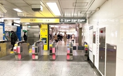 JR新宿駅方面改札を出て、右に曲がります。