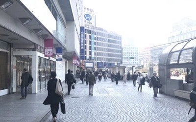 正面に見える京王百貨店の前を通って建物に沿って進み、突き当たりを左に曲がります。