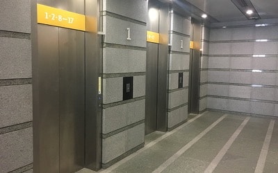 シンボルタワーのエレベーターホール
