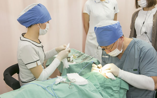 Step 2：複数人の医療スタッフを配置し、丁寧に手術